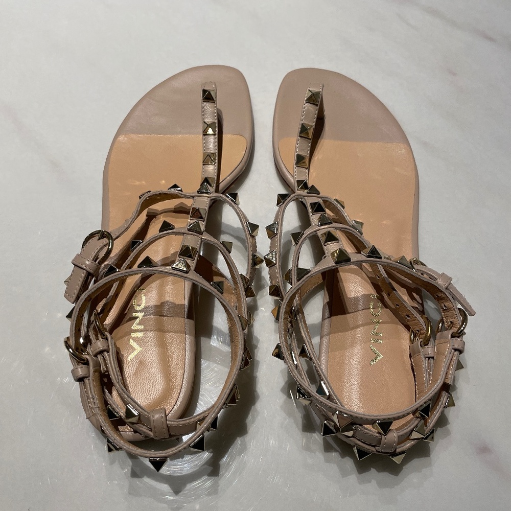 NWT Vinci Rockstud Leather Sandals